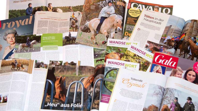 Aufgeschlagene Printmagazine mit Artikeln und Fotografie von Karen Diehn