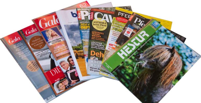 Aufgeschlagene Printmagazine mit Artikeln und Fotografie von Karen Diehn