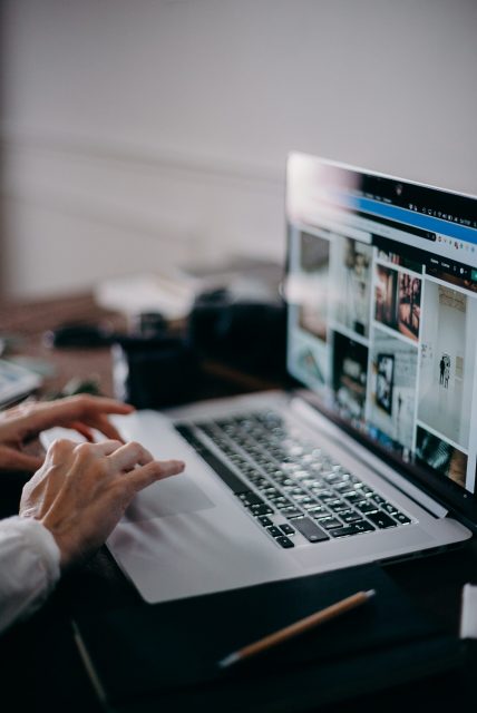 person-using-macbook-3584998 Quelle: Pexels